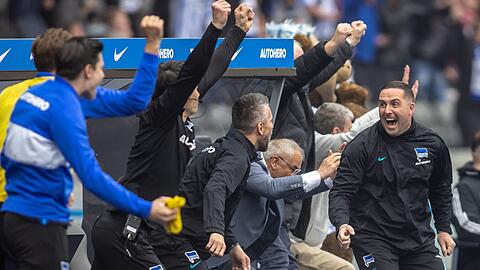 Das Trainerteam von Hertha BSC feiert den Führungstreffer.