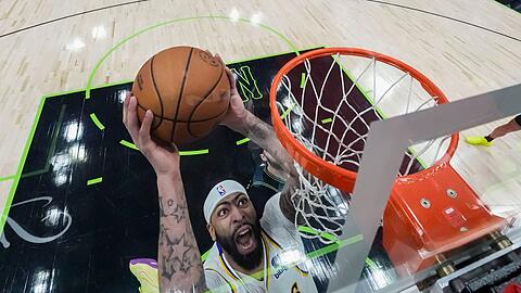 Anthony Davis von den Los Angeles Lakers zieht zum Korb.