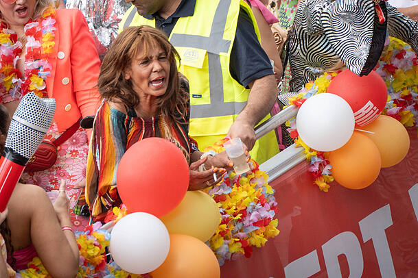 Naddel sang und tanzte auf einem Truck beim Hamburger Schlagermove 2024. Naddel sang und tanzte auf einem Truck beim Hamburger Schlagermove 2024.
