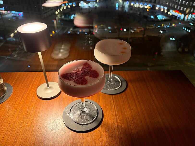 Ein Greta Oto Sour über dem Stachus schmeckt nicht nur gut, sondern trägt den namensgebenden Schmetterling auf dem Schaum.