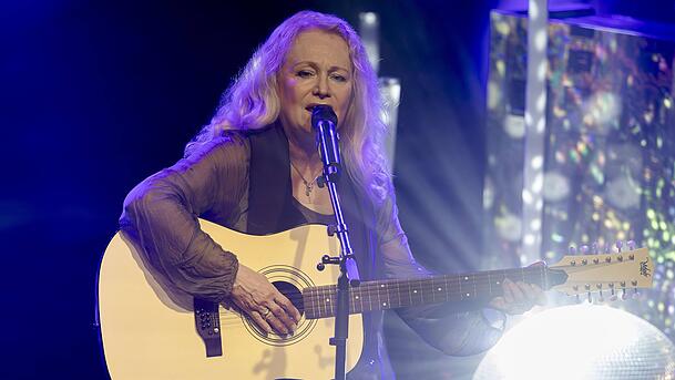 Als sei die Zeit stehengeblieben: ESC-Legende Nicole mit ihrer Gitarre auf der Bühne. Als sei die Zeit stehengeblieben: ESC-Legende Nicole mit ihrer Gitarre auf der Bühne.