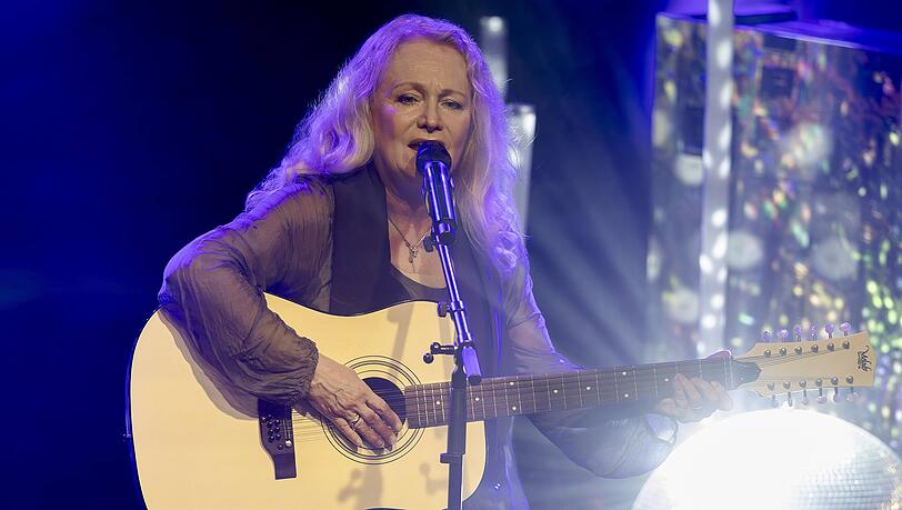 Als sei die Zeit stehengeblieben: ESC-Legende Nicole mit ihrer Gitarre auf der B&uuml;hne.