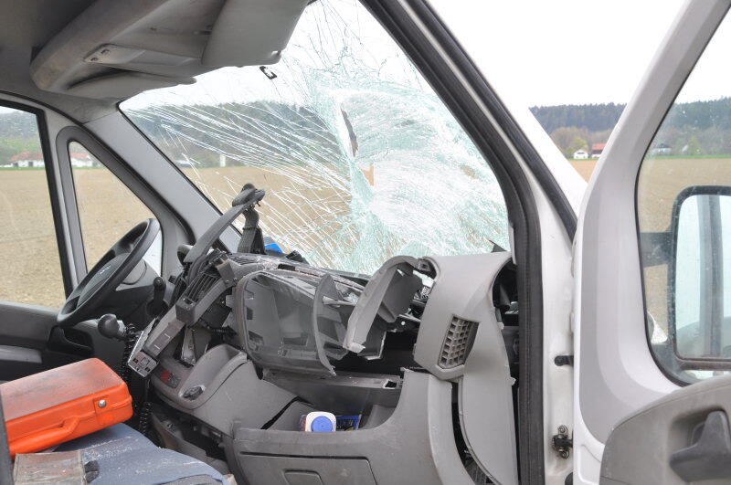 Am Mittwochnachmittag ereignete sich zwischen Erharting und Winhöring ein tödlicher Verkehrsunfall. Ein Radfahrer wurde von einem Kastenwagen frontal erfasst und stirbt noch an der Unfallstelle.