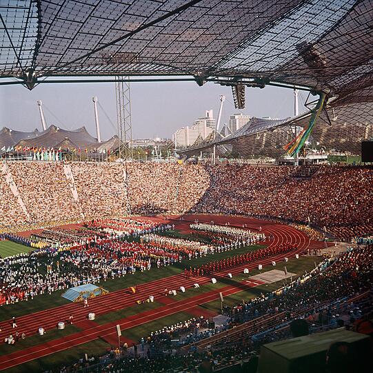 Feierlich: Die Nationen laufen 1972 in das Münchener Olympiastadion ein.