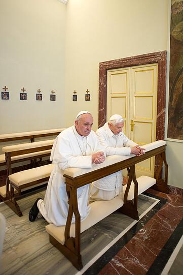 Der neue Papst und der alte Papst. Franziskus und Benedikt XVI. beten gemeinsam in Castel Gandolfo.