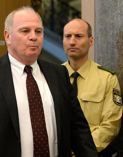 2. Juni 2014 - Bayern Münchens ehemaliger Präsident Uli Hoeneß tritt nach seiner Verurteilung als Steuersünder seine Haftstrafe in der JVA Landsberg an