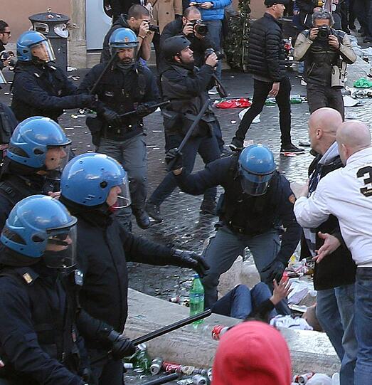 Schwere Ausschreitungen in Rom: Beim Spiel Feyenoord Rotterdam gegen AS Rom drehen Hooligans durch und verwüsten den Bereich um die antike spanische Treppe. Die Bilder...