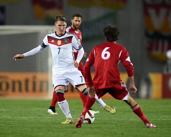 Bastian Schweinsteiger, Note 3
Sah eine Viertelstunde vor Schluss die gelbe Karte nach einer kurzen Rangelei mit dem georgischen Kapitänskollegen. Bekam ansonsten sehr viel weniger ab als bei seinem letzten Länderspiel - dem WM-Finale von Rio.