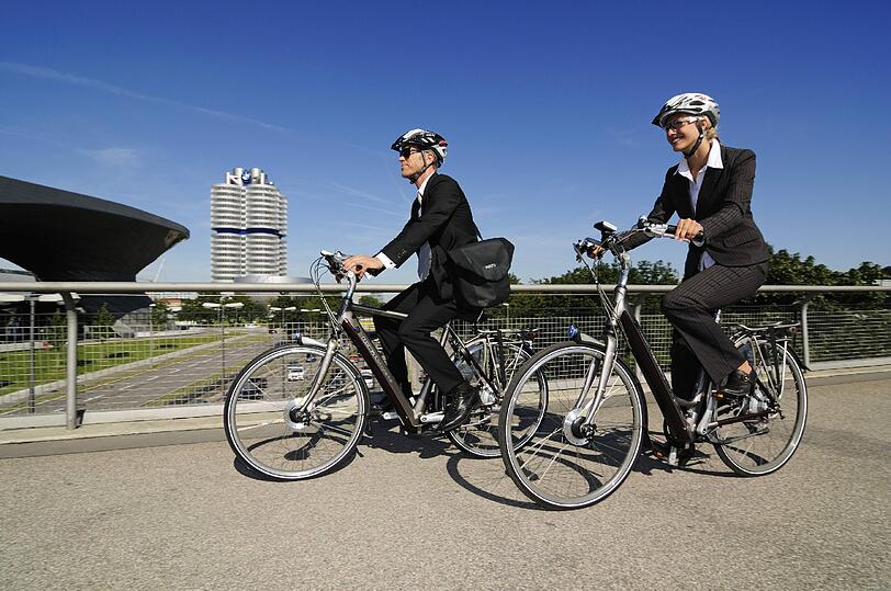 Auf dem E-Bike radelt es sich auch im Business-Look wunderbar entspannt.