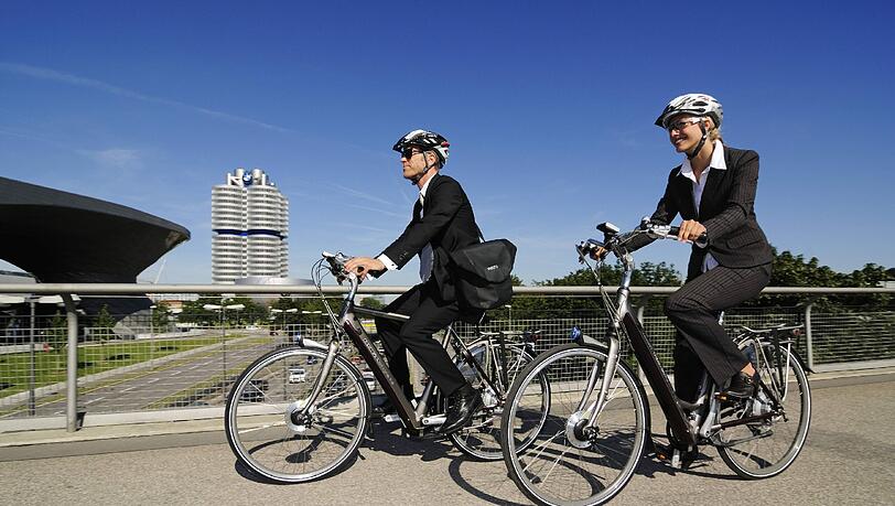 Auf dem E-Bike radelt es sich auch im Business-Look wunderbar entspannt. Auf dem E-Bike radelt es sich auch im Business-Look wunderbar entspannt.