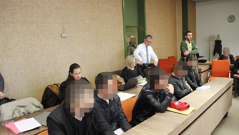 Es ist eng: Fünf junge Männer nehmen am Freitag auf der Anklagebank Platz. Es ist eng: Fünf junge Männer nehmen am Freitag auf der Anklagebank Platz.