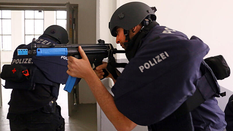 Die Polizisten trainieren "unterschiedlichste Szenarien: Normale Einsätze, wie sie die Beamten jeden Tag erleben, aber auch Amok- oder Terrorlagen.