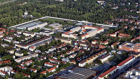 Stadelheim von oben: Das Gelände der JVA, in der vorwiegend Untersuchungshäftlinge untergebracht sind, ist 14 Hektar groß und von sechs Meter hohen Mauern umgeben.