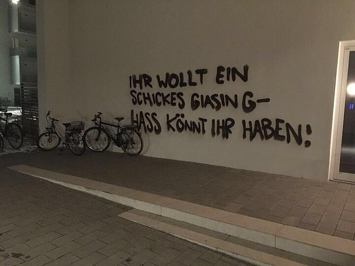Kein Bock auf ein "schickes Giasing" haben die Urheber dieser Schmiererei.