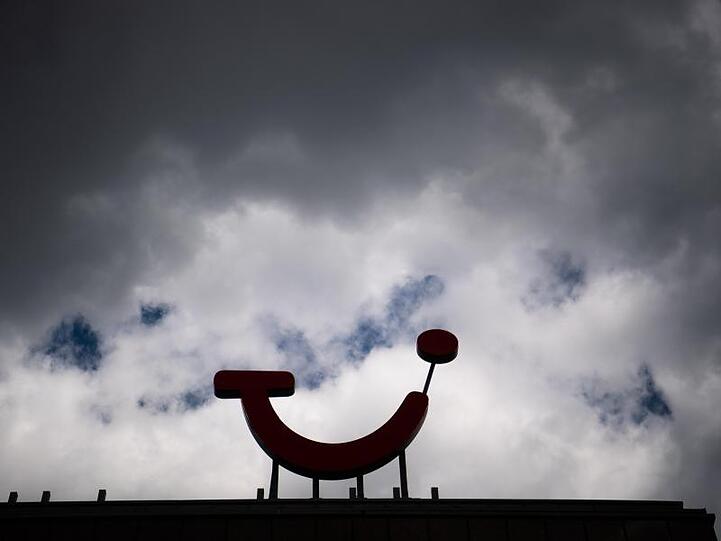 Dunkle Wolken über dem Firmensitz der Tui Group in Hannover - der Reisekonzern braucht Geld, um die weitere Finanzierung nach rund drei Monaten Geschäftsausfall zwischen Mitte März und Mitte Juni zu sichern.