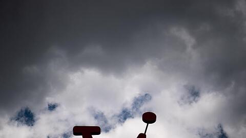 Dunkle Wolken über dem Firmensitz der Tui Group in Hannover - der Reisekonzern braucht Geld, um die weitere Finanzierung nach rund drei Monaten Geschäftsausfall zwischen Mitte März und Mitte Juni zu sichern.