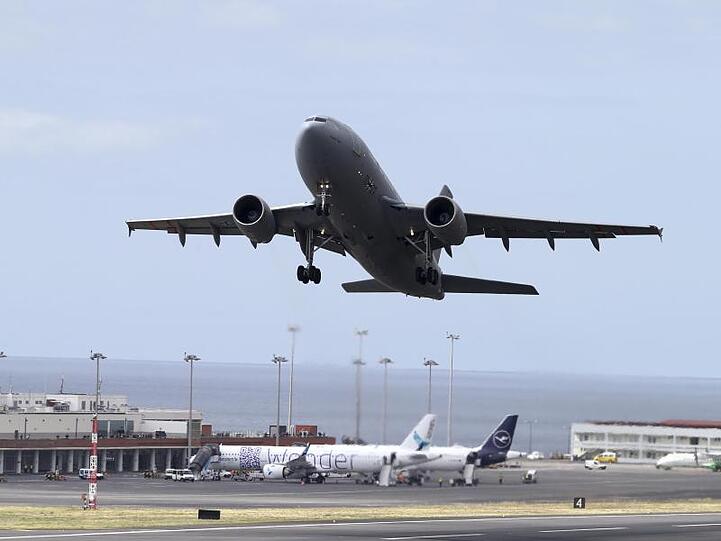 Das aus Funchal gestartete Flugzeug der deutschen Luftwaffe ist inzwischen auf dem militärischen Teil des Flughafens in Köln-Wahn gelandet.