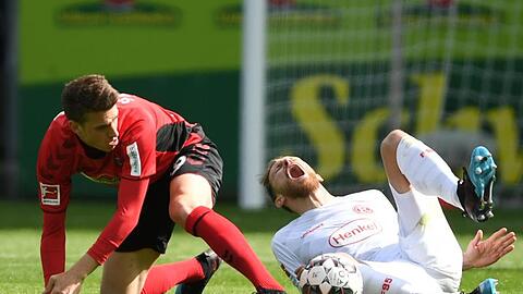 Freiburgs Janik Haberer (l) foult Adam Bodzek und sieht die gelb-rote Karte.