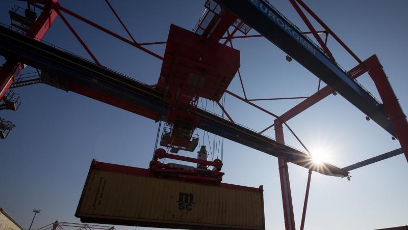 Containerumschlag im Hamburger Hafen. Containerumschlag im Hamburger Hafen.