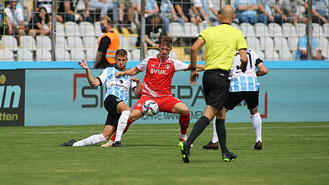 Niklas Lang (l.) ersetzte den verletzten Semi Belkahia gegen Würzburg.