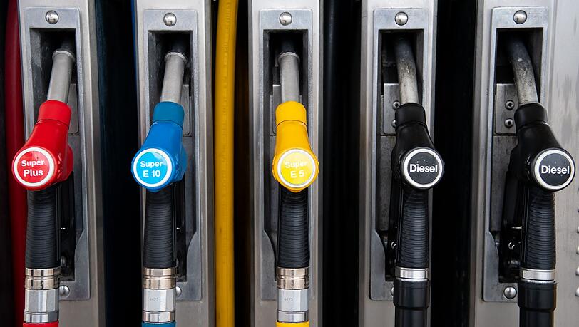 Zapfpistolen hängen an einer Tankstelle an der Zapfsäule. (Symbolbild)