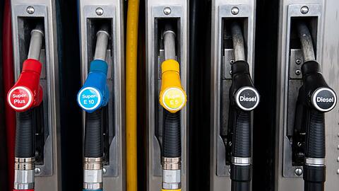 Zapfpistolen hängen an einer Tankstelle an der Zapfsäule. (Symbolbild)