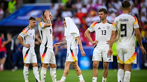 Neben Toni Kroos wird auch Bayern-Spieler Thomas Müller (rechts) wohl nicht mehr für die DFB-Elf auflaufen.