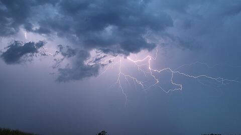 Bis in die Nacht zum Donnerstag ist die Unwettergefahr durch Starkregengewitter erhöht. Der DWD gibt eine amtliche Warnung für München aus.