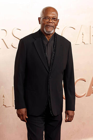 Samuel L. Jackson übergab den Oscar für den besten dokumentarischen Kurzfilm. Stilmäßig ist er ohne Frage ein Preisträger des Abends mit der modernen Smoking-Version. Aber der Schauspieler ist schon immer stilsicher. Also er bekommt eine 1+!