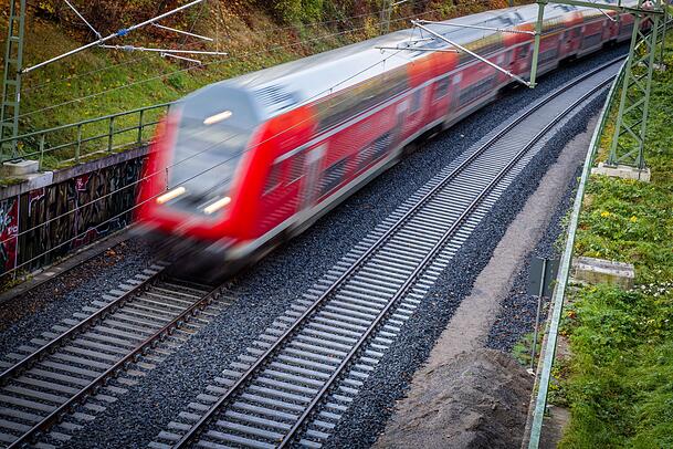 Bis 2027 will DB-Regio die Quote selbst verschuldeter Zugausfälle auf unter ein Prozent bringen. (Archivbild)
