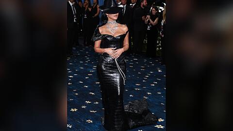 Kim Kardashian auf dem blauen Teppich der Met Gala.