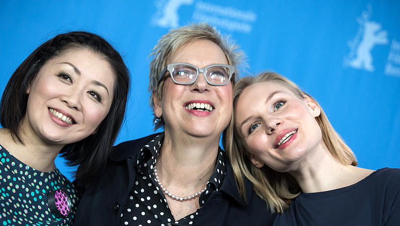 Doris Dörrie (Regisseurin) Nami Kamata (Schauspielerin, l) Rosalie Thomass (Schauspielerin, r.) auf der Berlinale. Doris Dörrie (Regisseurin) Nami Kamata (Schauspielerin, l) Rosalie Thomass (Schauspielerin, r.) auf der Berlinale.