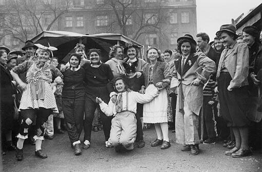 So hat man den Viktualienmarkt selten gesehen: Das Stadtarchiv präsentiert zum 25. Jubiläum des Marktfrauentanzes alte Bilder.