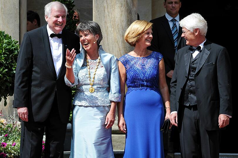 Der bayerische Ministerpräsident Horst Seehofer (l, CSU) und seine Frau Karin (3.v.l.) und Oberbürgermeisterin Brigitte Merk-Erbe (Bayreuther Gemeinschaft) und ihr Ehemann Thomas Erbe