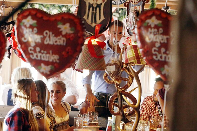 Manuel Neuer mit Freundin Nina im Käfer-Zelt