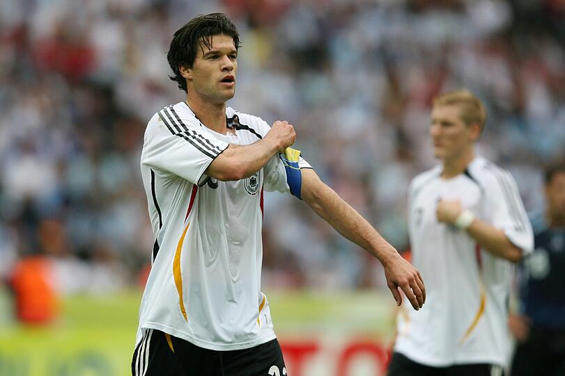Er war beim Sommermärchen der unumstrittene "Capitano" und hatte einen immensen Anteil an dem guten Abschneiden der DFB-Elf. Im Vorfeld der WM in Südafrika verletzte sich Michael Ballack nach einem Foul von Kevin Prince Boateng schwer und kehrte nicht mehr in die Nationalmannschaft zurück. Seit 2012 ist Ballack für den US-amerikanischen Sportsender ESPN tätig.