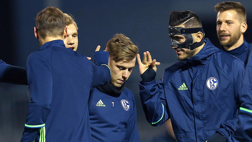 Schalker Abschlusstraining vor dem Europa-League-Spiel gegen Saloniki: Rechts Sead Kolasinac, der am vergangenen Sonntag beim 1. FC Köln einen Nasenbeinbruch erlitt und mit einer Maske weiterspielt. Gegen PAOK erhält der Außenverteidiger aller Voraussicht nach eine Pause.