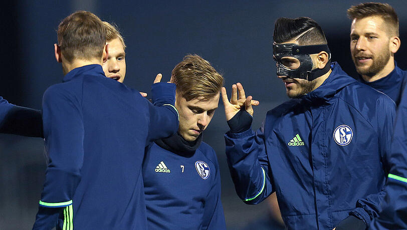 Schalker Abschlusstraining vor dem Europa-League-Spiel gegen Saloniki: Rechts Sead Kolasinac, der am vergangenen Sonntag beim 1. FC Köln einen Nasenbeinbruch erlitt und mit einer Maske weiterspielt. Gegen PAOK erhält der Außenverteidiger aller Voraussicht nach eine Pause.