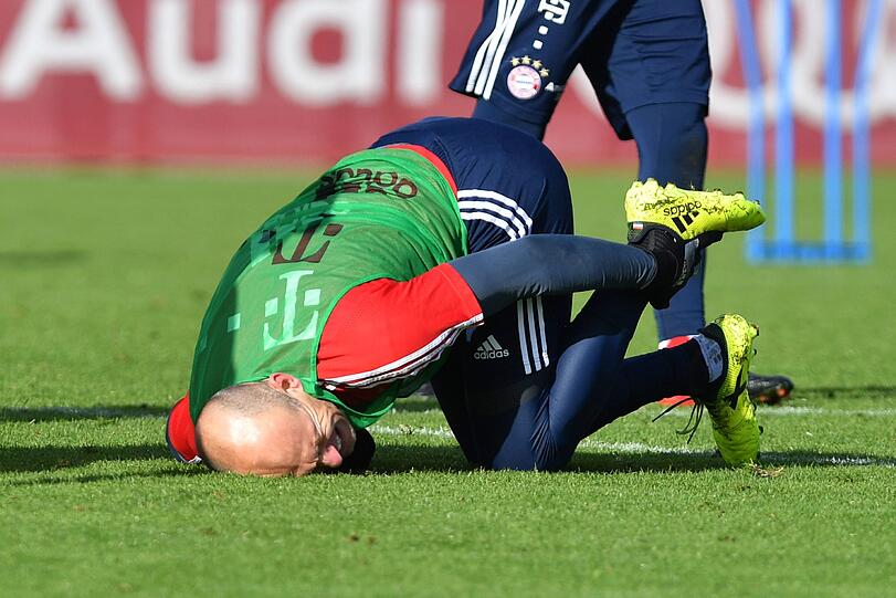 Schreckmoment! Arjen Robben bleibt nach einem Foul mit schmerzverzerrtem Gesicht am Boden liegen. Wenig später geht es aber weiter für den Niederländer.