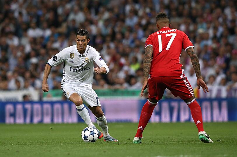 Jérôme Boateng im Zweikampf mit Cristiano Ronaldo, damals noch im Trikot von Real Madrid.
