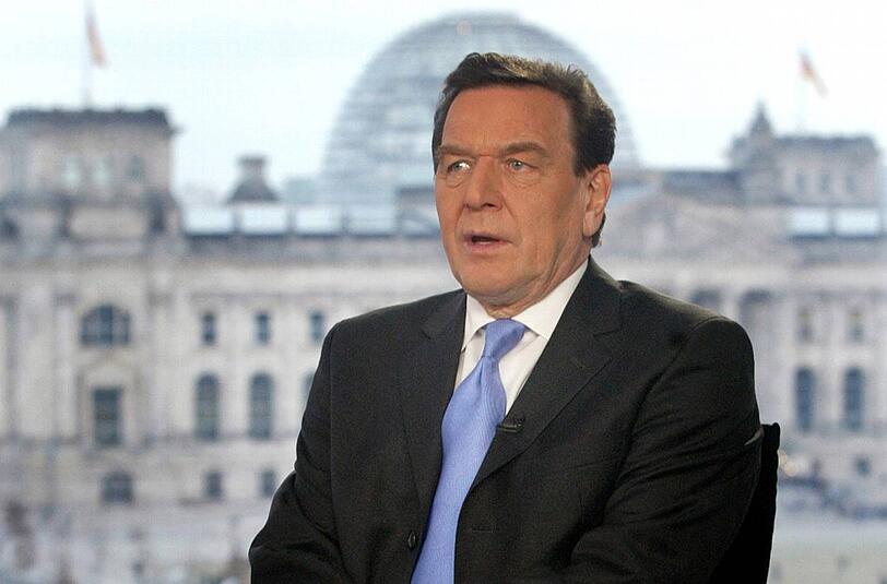 Gerhard Schröder bei der Aufzeichnung seiner Neujahrsansprache am 30. Dezember 2003: Die Rede ist von &bdquo;Einschränkungen, Verzicht und zahlreichen Änderungen im Rahmen der Agenda 2010&ldquo;.