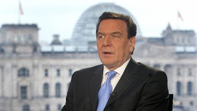 Gerhard Schröder bei der Aufzeichnung seiner Neujahrsansprache am 30. Dezember 2003: Die Rede ist von „Einschränkungen, Verzicht und zahlreichen Änderungen im Rahmen der Agenda 2010“. Gerhard Schröder bei der Aufzeichnung seiner Neujahrsansprache am 30. Dezember 2003: Die Rede ist von „Einschränkungen, Verzicht und zahlreichen Änderungen im Rahmen der Agenda 2010“.