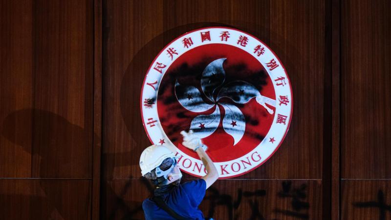 Im Hongkonger Parlament, dem Gebäude des Legislativrats, schwärzt ein Demonstrant das Emblem der Stadt. Im Hongkonger Parlament, dem Gebäude des Legislativrats, schwärzt ein Demonstrant das Emblem der Stadt.