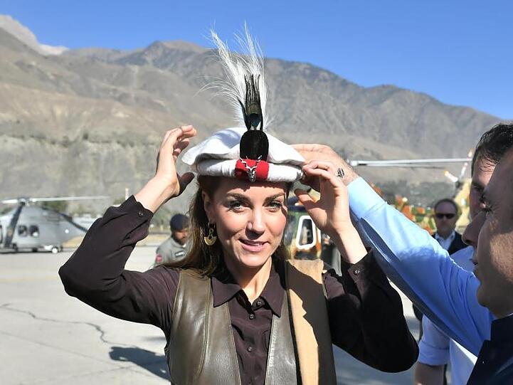 Herzogin Kate mit einem traditionellen Hut bei der Ankunft in einem Dorf im Chitral-Tal.