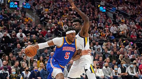 Warriors-Profi Kevon Looney (l) wird von Udoka Azubuike verteidigt.