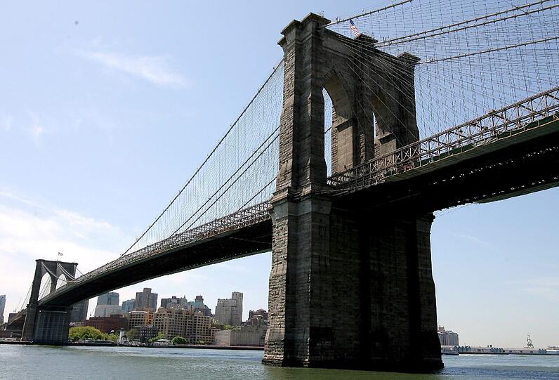 ...während die erste Hängebrücke Amerikas, die Brooklyn Bridge, seit 1883 den East River überquert und Millionen in ihren Bann zieht.