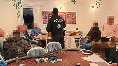 Die Teilnehmer der illegalen Pokerrunde in einem Lokal in der Maxvorstadt sind sichtlich geschockt, als plötzlich die Polizei am Tisch steht. Statt des Jackpots winkt den Spielern nun ein Strafverfahren und ein happiges Bußgeld.