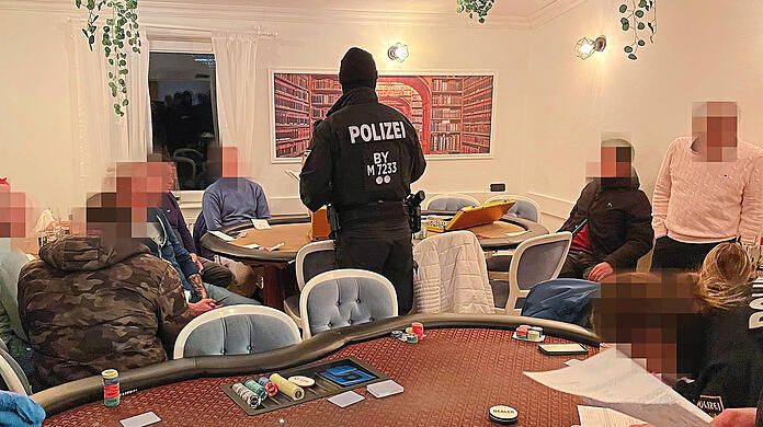 Die Teilnehmer der illegalen Pokerrunde in einem Lokal in der Maxvorstadt sind sichtlich geschockt, als plötzlich die Polizei am Tisch steht. Statt des Jackpots winkt den Spielern nun ein Strafverfahren und ein happiges Bußgeld.