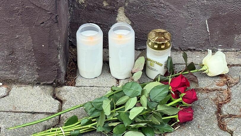 Am Tatort wurden Kerzen und Blumen abgelegt.