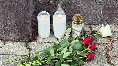 Am Tatort wurden Kerzen und Blumen abgelegt.